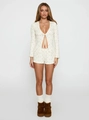 Detail eines Loungewear-Sets mit floralem V-Ausschnitt-Oberteil und passenden Shorts - S / Weiß