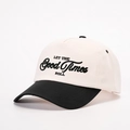 Dettaglio del ricamo nero di alta qualità su un cappellino da baseball bicolore - Taglia unica / Crema/Nero