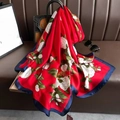 Élégant foulard 100% soie rouge à motifs floraux blancs drapé sur un sac en cuir - Camélia Rouge (XL131-1) / Rouge