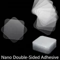 Transparente Nano-Klebe-Pads in Quadratform stapelweise auf schwarzem Hintergrund - 6*6 Doppelseitiger Aufkleber