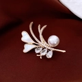 Dettaglio della spilla a fiore con perla e conchiglia placcata oro 18k su seta rossa - Spilla 27# - Oro - Trasparente - Placcato Oro Massiccio