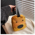Dettaglio della borsa a mano gialla a forma di cucciolo con orecchie e tracolla nera - Giallo