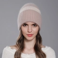 Berretto da donna in maglia di pelliccia di coniglio a righe beige e rosa cipria - Rosa