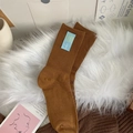 Chaussettes mi-hautes marron en coton avec étiquette smiley bleue sur fond en peluche - Taille unique / Caramel
