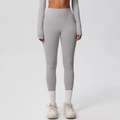 Detail van grijze yoga leggings met hoge taille, naadloze brede tailleband en stretch stof - Vorst Grijs