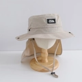 Dettaglio cappello da trekking beige con protezione per il collo e occhielli in metallo - 50cm (1-3 anni) / Beige