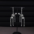 Orecchini a scheletro gotici in argento con gonna in rete blu per Halloween - Scheletro articolato (E6521) / Argento Antico / Perni per orecchini in acciaio inossidabile