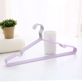 Rutschfester Kleiderbügel aus lavendelfarbenem PVC mit Kerben und silbernem Metallhaken - Kinder / Nordic Violett