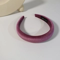 Dettaglio del cerchietto in velluto viola che mostra l'etichetta e la texture morbida - Viola