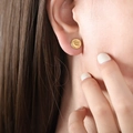 Pendientes de acero de titanio chapado en oro con relieve de estrella y luna - Pendientes de oro