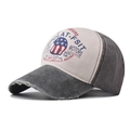 Dettaglio del cappello trucker vintage con ricamo motociclistico e finitura in denim lavato - Regolabile / Verde Militare & Caffè