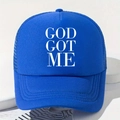 Dettaglio del cappellino trucker blu reale con rete e scritta stampata GOD GOT ME - Taglia unica / Blu Reale