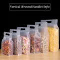 Sacchetti stand-up opachi con manico in sei diverse dimensioni per snack vari - Opaco con manico / 26x36+8cm