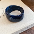 Vue détaillée d'une bague large en résine avec texture marbrée bleue et blanche - Style Marbre Bleu (52#) / Bleu