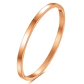 Detail van roségouden minimalistische roestvrijstalen open armband met glad oppervlak - Roségoud