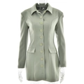 Detalle del cuello de solapa y botones de botonadura sencilla en un vestido blazer verde claro - S / Verde