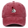 Détail d'une casquette de baseball rouge vin avec broderie de crâne et de rose - Bordeaux