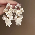 Elegantes pendientes de flor de jazmín blanco con cristales y diseño floral de varias capas - Estilo Flor Vintage