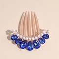 Dettaglio del pettine dorato con gocce di cristallo blu, perle bianche e strass trasparenti - Pettine a Goccia d'Acqua Perla Blu Oro