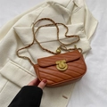 Sac à bandoulière matelassé marron caramel avec chaîne dorée et bandoulière en cuir - Marron