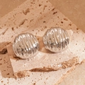 Macro di orecchini a cerchio plissettati in argento su pietra naturale beige - Rotondo / Argento Tondo