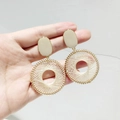 Schicke beige Emaille-Ohrringe mit goldenen gewebten runden geometrischen Anhängern - Silber-Ohrstecker-Stil / Weiß