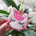 Plüsch-Einhorn-Geldbeutel in Rosa mit goldenem Horn und gestickten Augenmerkmalen - Rosarot