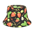 Dettaglio del cappello a secchiello nero con stampe di fragole e trama fine del tessuto - M (56-58cm) / Nero Fragola
