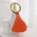 Handgefertigte gewebte Baumwoll-Clutch in leuchtendem Orange mit Schildpatt-Harzgriffringen - Orangerot