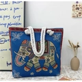 Etnische blauwe canvas shopper met olifantborduurwerk en dikke katoenen handgrepen van touw - Blauwe Pop