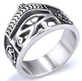 Makroaufnahme des Vintage Punk Rings aus Edelstahl mit graviertem Auge des Horus - US-Größe 8 / Auge des Horus (07101) / Silber