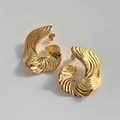 Detailansicht goldener Ohrstecker in Muschelform mit gerippter radialer Struktur - Spiral-Textur C-Form-Stil / Gold