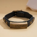 Détail macro du bracelet en cuir noir rétro avec plaque de bronze et clous - Noir
