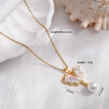 Collana in titanio placcato oro con pendente a cuore, zirconi e perla su un vassoio - Cuore Bianco (Z378)