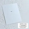 Macro-opname van witte reliëfletter nagelstickers model 1141 voor artistieke manicure - 1141 Wit