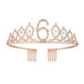 Dettaglio della tiara di compleanno oro rosa con numero 6 e strass luccicanti - 6Y