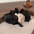 Elegante fermaglio per capelli vintage con rose di seta, perle e fiori color champagne - Fiocco con Perla e Rosa / Nero
