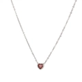 Minimalistische silberne Halskette mit facettiertem rotem Herzanhänger auf weißem Hintergrund - Silber + Roter Strass