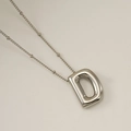 Minimalistische 3D Silberne Halskette mit Buchstaben D Anhänger und Kugelkette - Buchstabe D (Silber)