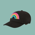 Dettaglio di un cappello da baseball nero con vivace ricamo arcobaleno 3D in tessuto ciniglia - Bambino (51-55CM) / Nero