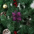Poinsettia violet pailleté avec pommes de pin et boules dorées sur sapin de Noël - Violet foncé