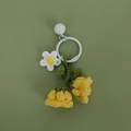Llavero de lirio de los valles hecho a mano con flores amarillas dobles y hojas verdes - Lirio de los Valles Amarillo