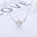 Elegante collana con ali d'angelo e pietra centrale mobile in finitura argento - Oro Bianco