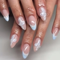 Unghie finte a mandorla azzurre French con decorazioni a farfalla bianca e perle - Stile Farfalla Perla Francese Blu Chiaro (BW170) / Set da 24 Pezzi (Include Colla Jelly + Lima)