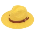 Détail d'un chapeau de paille jaune avec ruban en similicuir brun et rivets dorés - Jaune