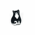 Lindo pin de esmalte de gato blanco y negro con cola rizada y adorable pose sentada - XZ75-3 Gato de Esmoquin Blanco y Negro