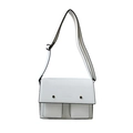 Moderne witte crossbodytas met zwarte contrastranden en dubbele zakken aan de voorkant - Wit