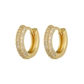 Foto macro de pendientes de aro dorados con tres filas de circonitas blancas micro-pavé - Huggie Dorado con Tres Filas de Pavé (E405-1)
