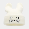Detailopname van een witte gebreide muts met schattige dierenoren en kattenborduurwerk - Eén maat / Wit