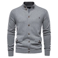 Detailansicht der grauen Herren-Strickjacke mit Stehkragen und geknöpften Pattentaschen - S / Mittelgrau